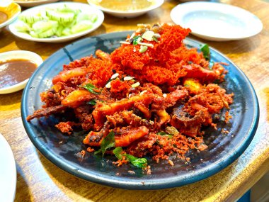 Lezzetli baharatlı körili kalamar Penang Malezya 'da Hint usulü pişirildi.