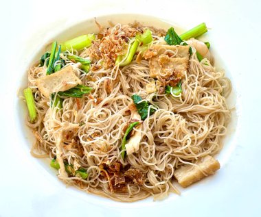 Lezzetli kızarmış Çin Mee Hoon eriştesi Choy Sum sebzeli tavuk, tofu ve deniz ürünleri Penang Malezya 'da bir restoranda