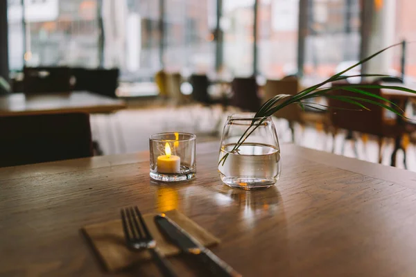 Pengaturan Meja Restoran Dalam Ruangan Dengan Hidangan Bunga Dan Lampu — Stok Foto