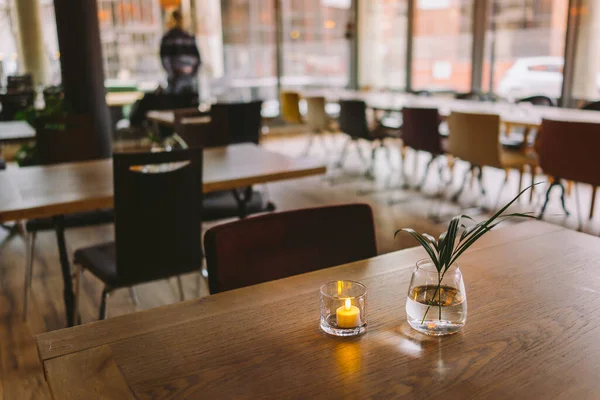 Pengaturan Meja Restoran Dalam Ruangan Dengan Hidangan Bunga Dan Lampu — Stok Foto