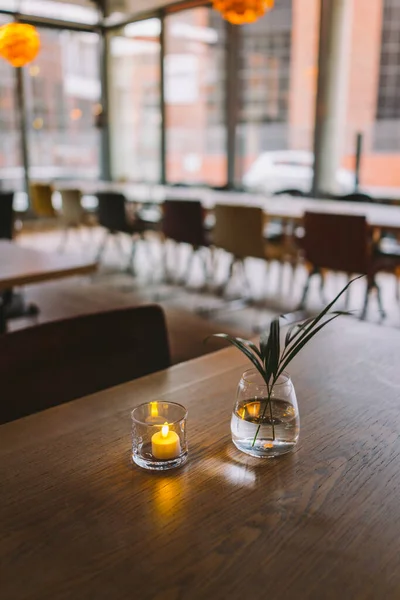 Pengaturan Meja Restoran Dalam Ruangan Dengan Hidangan Bunga Dan Lampu Stok Gambar Bebas Royalti