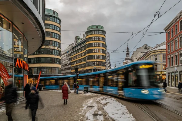 Lokasi Jalan Oslo Dinamis Dengan Tram Modern Musim Dingin Stok Gambar