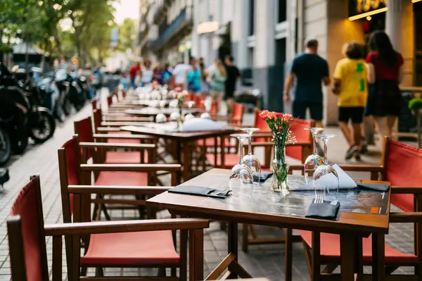Açık Masa Kurulumu ve Masada Gözlükleri Olan Modern Restoran