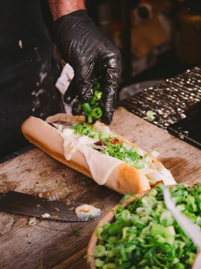 Oslo 'daki Vinterland' da Taze Malzemelerle Raclette Hazırlık