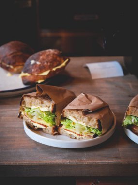 Taze Sandviç Oslo 'daki Vinterland' da bir tabakta servis ediliyor.