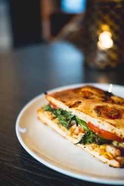 Oslo Kafe 'de bir tabakta servis edilen tavuk ve sebzeli Focaccia.