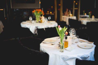 Taze laleli Kapalı Salon Restoranında Zarif Masa Ayarları