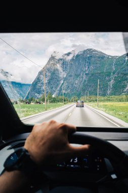 Berrak bir günde yemyeşil ve görkemli tepelerle Manzaralı Dağ Manzarası 'ndan geçmek