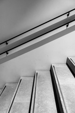 Paralel Tırabzanlarla Tek Renkli Geometrik Merdiven Minimalist Mimaride Cesur Gölgeler Yapıyor