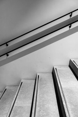 Ahşap Masalar ve Yeşil Duvarlar Parlak ve Davet Edici Atmosferli Konforlu Kafe İçi