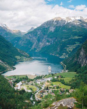 Ahşap Masalar ve Yeşil Duvarlar Parlak ve Davet Edici Atmosferli Konforlu Kafe İçi