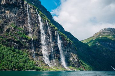 Ahşap Masalar ve Yeşil Duvarlar Parlak ve Davet Edici Atmosferli Konforlu Kafe İçi