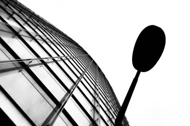 Siyah ve Beyaz Minimalist Lamba Postası ile Modern Mimari Cephesi Dramatik Perspektifi