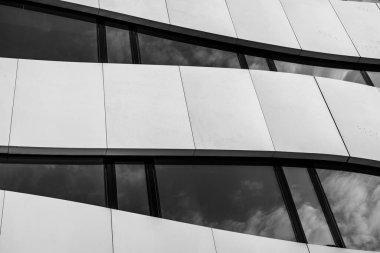 Eğri Çizgilerle Modern Mimari Cephe ve Siyah-Beyaz Yansıtıcı Cam Pencereler