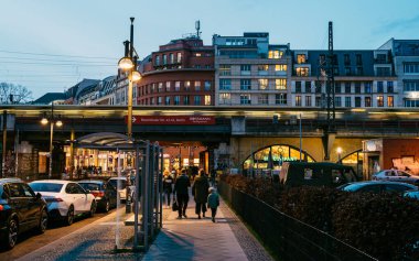 Berlin, Almanya 'da Modern Mimarlık ve Bustling City Vibe ile Şehir Sokağında Akşam Yürüyüşü