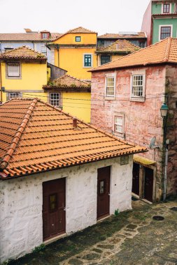 Antika Avrupa Kasabasında Canlı Renkli Binalar ve Kırmızı Döşemeli Çatı Büyüleyici Kırsal Köy Sahnesi