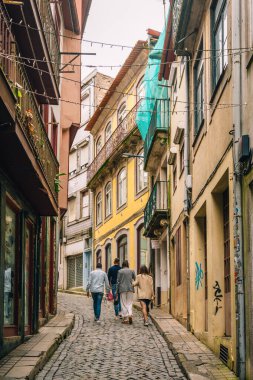 Vibrant Tarihi Binalar Arasındaki Dar Çakıl Taşı Geçidi 'nde Gezen Turistlerle Büyüleyici Şehir Sahnesi