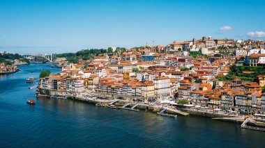 Porto 'nun Douro Nehri ve İkonik Tarihi Mimarisi Açık Mavi Gökler Altında Manzarası