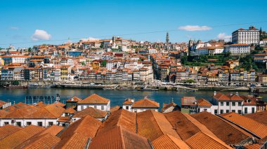 Mavi Gök Altında Tarihi Çatıları ve Canlı Mimarisi olan Resimli Nehir Kenti