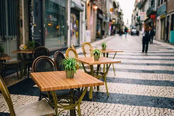 Picturesque kaldırım taşı caddesinde kırsal masa ve sandalyelerle Büyüleyici Açık Cafe Ayarları