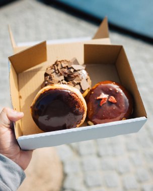 Fırın Kutusunda Nefis Sanatsal Çikolatalı Donutlar Güneşli Gün 'de Açık havada Yapıldı