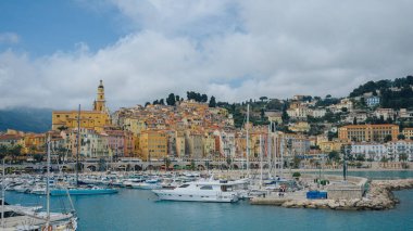 Büyüleyici Akdeniz Kıyısı Kasabasında Renkli Binalar ve Yelkenliler Manzarası