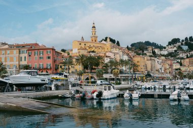 Renkli Binalarla Büyüleyici Akdeniz Liman Köyü ve Rıhtım Kıyısı Manzaraları