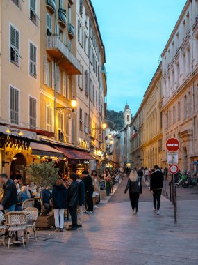 Canlı Kafeler ve Aydınlatılmış Lambalar Altında İnsanları Sosyalleştiren Tarihi Avrupa Şehri 'nde Büyüleyici Akşam Sokak Sahnesi