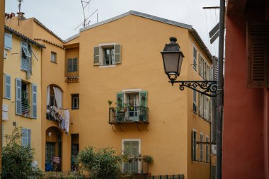 Cazip Akdeniz Köyü Sahnesi Renkli Binalar ve Bulutlu Gökyüzü Altında Tuhaf Balkonlar