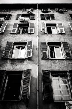 Kentsel Siyah ve Beyaz Fotoğraflarda Açık Panjurlu Vintage Apartman Yüzü