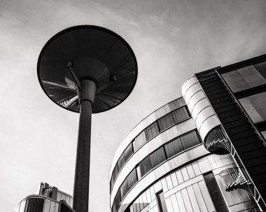 Çağdaş Şehir Mimarisi Modern İnşaat ve Lamba Post in Pırıltılı Siyah ve Beyaz Bakış Açısı