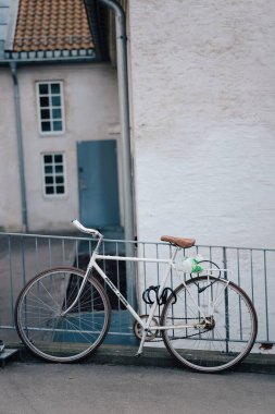 Klasik Beyaz Bisiklet Şehir Caddesinde Şehir Balkonuna Karşı Dinlenme Duvarı Yapısı Ilık Duvarlı Korkuluk