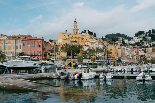 Renkli Binalarla Büyüleyici Akdeniz Liman Köyü ve Rıhtım Kıyısı Manzaraları