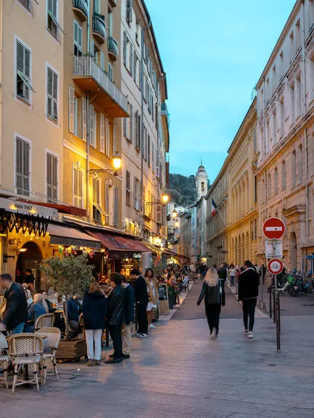 Canlı Kafeler ve Aydınlatılmış Lambalar Altında İnsanları Sosyalleştiren Tarihi Avrupa Şehri 'nde Büyüleyici Akşam Sokak Sahnesi