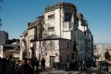 Güneşli bir günde Montmartre Bölgesi 'nde Tarihi Mimari ve Canlı Şehir Hayatı ile Paris Caddesini Büyülemek