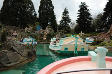 Etrafı yemyeşil ve sakin sularla çevrili Büyüleyici Fantezi Manzaralar Arasında Tuhaf Tekne Yolculuğu