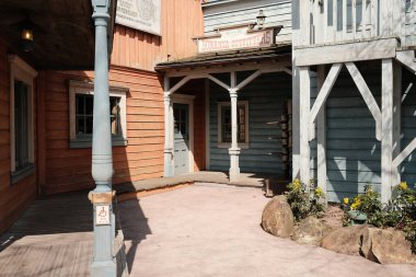 Rustik Ahşap Binaları ve Günışığı Girişiyle Büyüleyici Batı Temalı Cephe