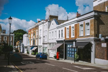 Parlak Mavi Gökyüzü Altında Klasik Tuğla Binalarıyla Büyüleyici Şehir Sokak Manzarası