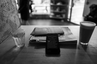 Rahatlatıcı Deneyimler İçin Dijital Okuma ve Ferahlatıcı İçeceklerle Konforlu Cafe Ambiance