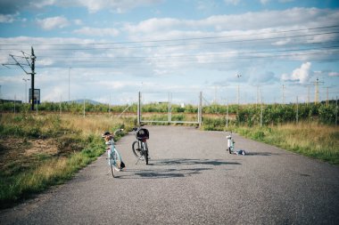 Pofuduk Bulutlu Mavi Gök Altında Bir Taşra Yolunda Bisikletli Sakin Açık Hava Sahnesi