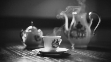 Buharlı Kupa ve Tahta Masada Antika Çaydanlık Seti