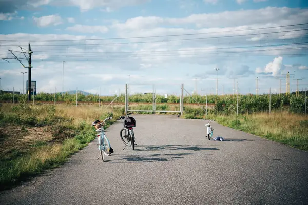 Pofuduk Bulutlu Mavi Gök Altında Bir Taşra Yolunda Bisikletli Sakin Açık Hava Sahnesi