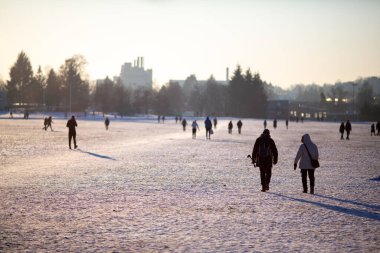 Kar Parkı 'nda Kış Günbatımı Gezintisi Siluet İçinde İnsanlar Açık Hava Aktivitelerinin Zevkini Çıkartıyor