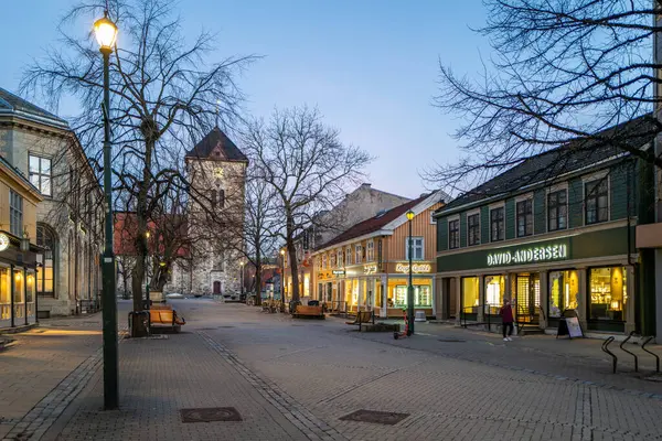 Tarihi Kilise Kulesi ve Alacakaranlıktaki Antika Dükkanlarıyla Avrupa Sokak Sahnesi Büyüleyici