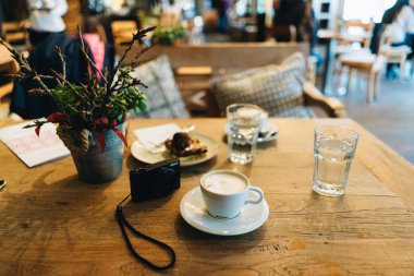 Sıcak Cafe Moment Cappuccino ve Cazibeli Pastalar Kırsal Cazibe ve Rahatlamış Ambiance 'ın Ortasında