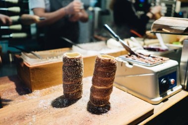 Sanatsal Baca Kekleri Etkinlikle Dolu Bir Piyasa Ortası Ortasında Mükemmelliğe Kek Yapıyor