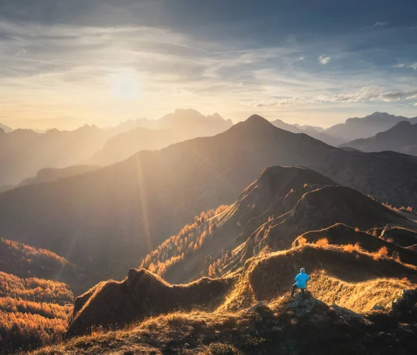 Widok Lotu Ptaka Wzgórze Piękne Góry Mgle Kolorowym Zachodzie Słońca — Zdjęcie stockowe