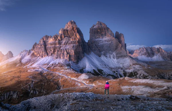 Vrouw Heuvel Bergtoppen Bij Zonsondergang Herfst Dolomieten Italië Meisje Het — Stockfoto