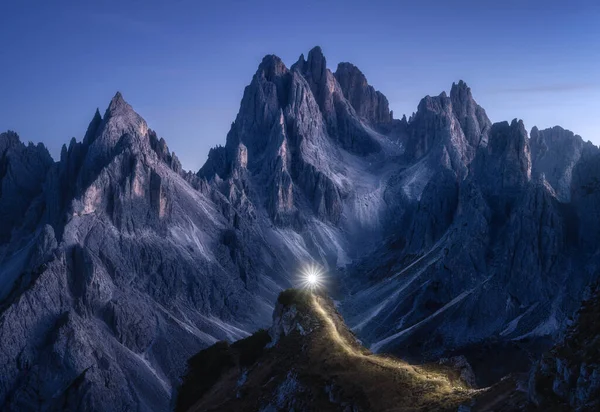 Taschenlampenpfade Auf Bergpfaden Gegen Hohe Felsen Der Nacht Herbst Drei — Stockfoto