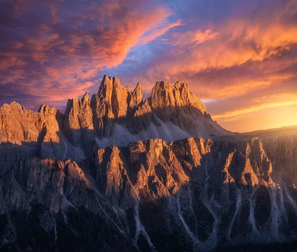 Góry Skaliste Przy Niesamowitym Kolorowym Zachodzie Słońca Jesienią Dolomitach Włoszech — Zdjęcie stockowe